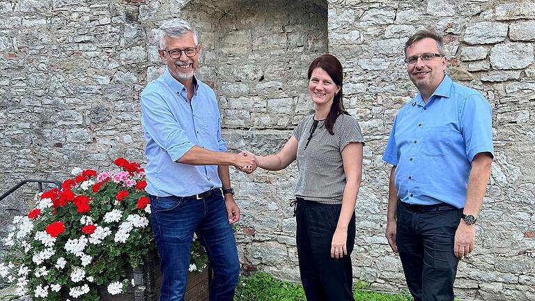 Herzlich willkommen hießen Bürgermeister Bernhard Weidner (links) und Geschäftsleiter Alexander (rechts) Fuchs Paula Geßner (Mitte) vom neu installierten Familienstützpunkt in Rimpar. Geßner ist bei der AWO angestellt und wird ihr Büro im Rimparer Jugendzentrum haben. Sie hat an der Uni Würzburg Pädagogik und Kunstpädagogik studiert. In den nächsten Wochen wird sie den Familienstützpunkt einrichten und ist dann wöchentlich zehn Stunden erreichbar. Geplant sind neben einer wöchentlichen Sprechstunde vor Ort und einer telefonischen, ein Eltern-Kind-Café zu verschiedenen Themen. Dabei wird sie auf Erziehungs-, finanzielle und partnerschaftliche Fragestellungen von Familien eingehen. Verschiedene Einzelveranstaltungen zu bestimmten Themen runden ihre Arbeit ab. Die offizielle Einweihung des Familienstützpunktes findet zu einem späteren Zeitpunkt statt.