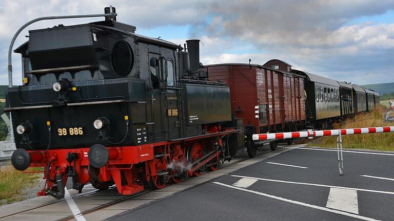 Nach wie vor sind die Dampflokfahrten mit der historischen Bayerischen Tenderlok 98-886 ein Zugpferd für Museumsbesucher. In der Saison 2023 waren 95 Prozent der Gäste auch wegen der Dampflok gekommen.       -  Nach wie vor sind die Dampflokfahrten mit der historischen Bayerischen Tenderlok 98-886 ein Zugpferd für Museumsbesucher. In der Saison 2023 waren 95 Prozent der Gäste auch wegen der Dampflok gekommen.