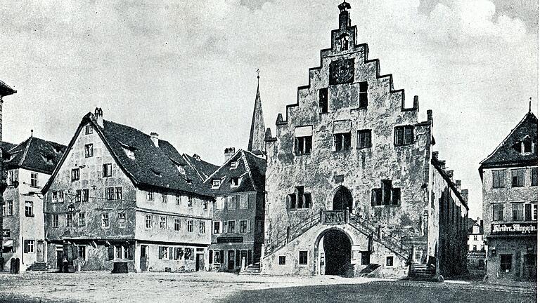 Die älteste bekannte Aufnahme des Karlstadter Rathauses stammt aus der Zeit um 1885. Aus: Die Kunstdenkmäler von Bayern, Bezirksamt Karlstadt, 1912.