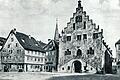 Die älteste bekannte Aufnahme des Karlstadter Rathauses stammt aus der Zeit um 1885. Aus: Die Kunstdenkmäler von Bayern, Bezirksamt Karlstadt, 1912.