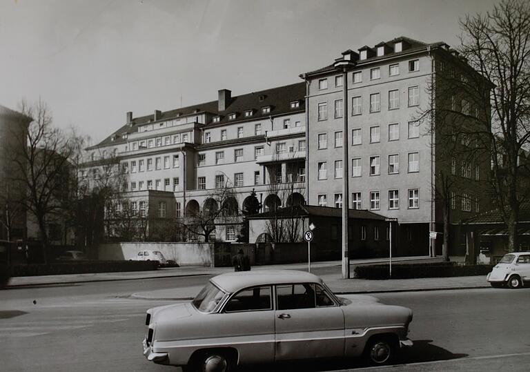 Das ursprüngliche Josefkrankenhaus mit seiner imposanten, dem Garten zugewandten Fassade mit hohem Wiedererkennungswert. In den 1960er-Jahren existierte der Neubau noch nicht.&nbsp;