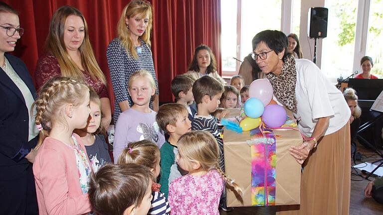 Ruhestand nach 44 Jahren als Kindergartenleiterin: 'Ich wünsch‘ dir einen Schutzengel', sangen die Kinder für Elle Steinhäuser zum Abschied und bedankte sich mit einem geheimnisvollen Geschenk.