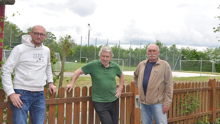 Am Sportgelände trafen sich Vorsitzender Adrian Kamrad (von links), Ehrenvorsitzender Johannes Scheuring und Zweiter Vorsitzender Ludwig Niklaus. Am Sportgelände trafen sich Vorsitzender Adrian Kamrad (von links), Ehrenvorsitzender Johannes Scheuring und Zweiter Vorsitzender Ludwig Niklaus.