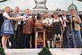 Nach drei Schlägen floss das Bier im Ochsenfurter Festzelt (v.l.: Magdalena Gebhardt, Karl-Heinz Pritzl, Peter Juks, Andreas Mohr, Rosa Behon, Jacob Pritzl, Otto Resch, Rosi Brauner, Filippo Vagnoli und Daniele Bronchi).