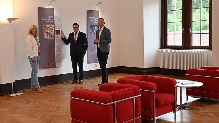 Dezernentin Ursula Mühleck, Landrat Christoph Schauder und Frank Mittnacht (von links), Amtsleiter für Kultur und Tourismus, im Abt Wigand Salon.