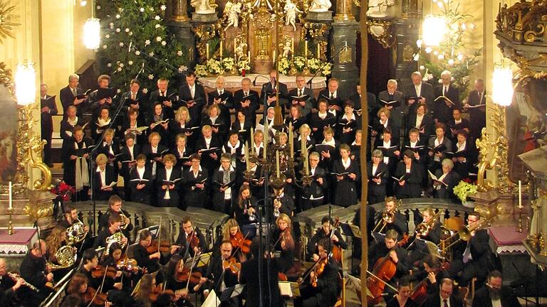 Der Projektchor der Pfarreiengemeinschaft 'St. Franziskus am Steigerwald' singt gemeinsam mit dem Chor des Dekanats Castell. Der Projektchor der Pfarreiengemeinschaft 'St. Franziskus am Steigerwald' singt gemeinsam mit dem Chor des Dekanats Castell.