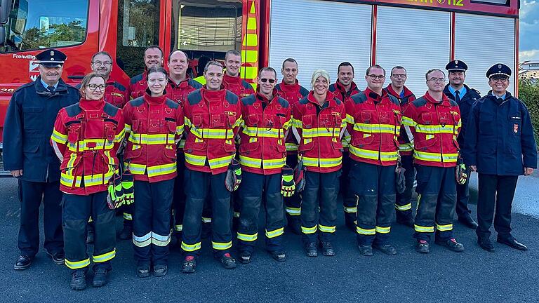 Auf dem Foto (von links): Stefan Strohmenger (KBM), Alexandrina Gorghi, Ulrich Endrich, Sophie Reußner, Jochen Kuhn, Marco Dittmaier, Matthias Eilers, Marco Schall, Bernd Küffner, Simon Leimeister, Julia Reck, Andreas Stark, Tobias Goldstein, Michael Schödel, Christian Mühlbauer, Benedikt Hettrich (KBM), Alex Hofmann (Schiedsrichter).