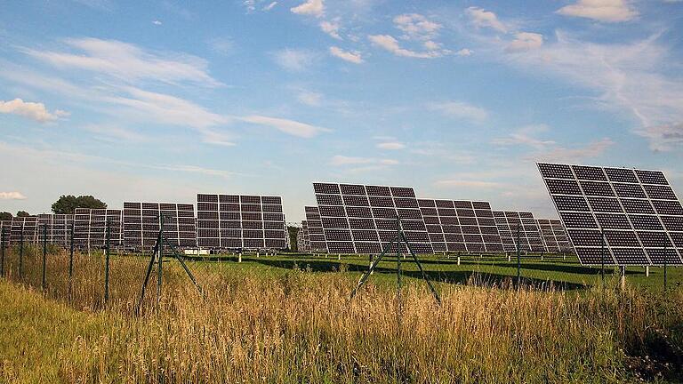 Die erste Gemeinde mit Bürgersolaranlagen im Landkreis nützt nicht nur die Dächer, der Gemeinderat machte auch den Weg frei für diese große Solar-Feld-Anlage.