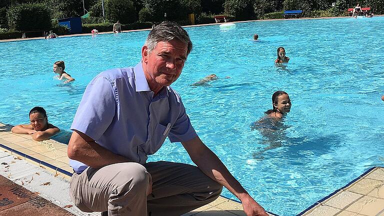 Ferienzeit im Freibad Volkach. Das Bad ist seit 1967 in Betrieb und dringend sanierungsbedürftig. Volkachs Bürgermeister Peter Kornell zeigt auf eine von vielen schadhaften Stellen. Ferienzeit im Freibad Volkach. Das Bad ist seit 1967 in Betrieb und dringend sanierungsbedürftig. Volkachs Bürgermeister Peter Kornell zeigt auf eine von vielen schadhaften Stellen.