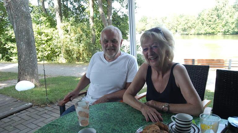 Fritz und Karin Drenker heute: Längst ist ihnen der Sulzfelder Badesee zur zweiten Heimat geworden. Foto: Michael Petzold - Fritz und Karin Drenker heute: Längst ist ihnen der Sulzfelder Badesee zur zweiten Heimat geworden. Foto: Michael Petzold Fritz und Karin Drenker heute: Längst ist ihnen der Sulzfelder Badesee zur zweiten Heimat geworden. Foto: Michael Petzold - Fritz und Karin Drenker heute: Längst ist ihnen der Sulzfelder Badesee zur zweiten Heimat geworden. Foto: Michael Petzold