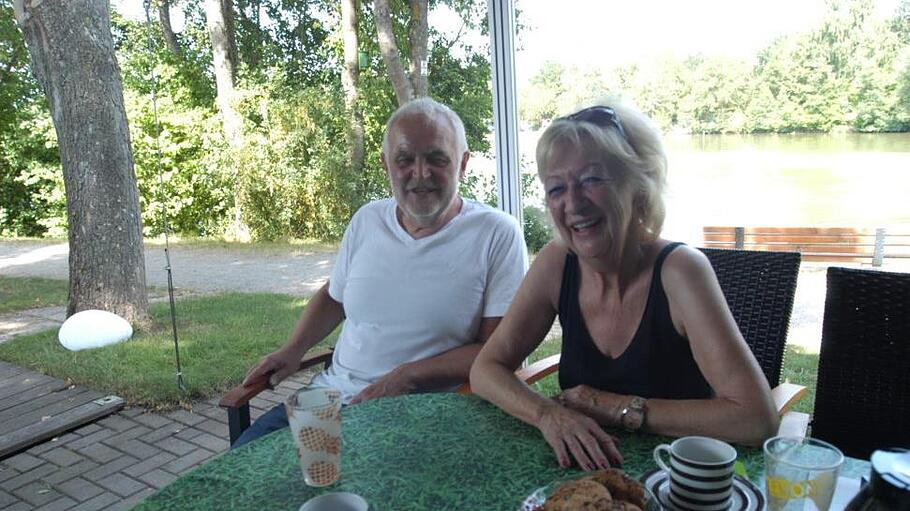 Fritz und Karin Drenker heute: Längst ist ihnen der Sulzfelder Badesee zur zweiten Heimat geworden.  Foto: Michael Petzold       -  Fritz und Karin Drenker heute: Längst ist ihnen der Sulzfelder Badesee zur zweiten Heimat geworden.  Foto: Michael Petzold