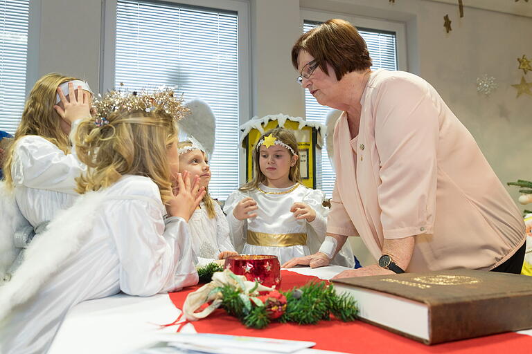 Bei der Eröffnung der Weihnachtspostfiliale in Himmelstadt: deren Leiterin Rosemarie Schotte mit den Engelchen.