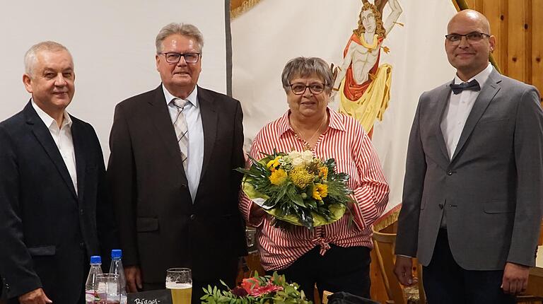 Ein ganz besonderer Dank ging auch an Waltraud Wagner, die sich bis heute um die Instandhaltung und Aufbewahrung der Gehröcke und Zylinder der Bürgerwehr kümmert. Mit ihm Bild (von links): Pfarrer Stefan Mai, ihr Mann, der scheidende Bürgerhauptmann Georg Wagner, und Marktgemeinderat Jürgen Moller. Ein ganz besonderer Dank ging auch an Waltraud Wagner, die sich bis heute um die Instandhaltung und Aufbewahrung der Gehröcke und Zylinder der Bürgerwehr kümmert. Mit ihm Bild (von links): Pfarrer Stefan Mai, ihr Mann, der scheidende Bürgerhauptmann Georg Wagner, und Marktgemeinderat Jürgen Moller.