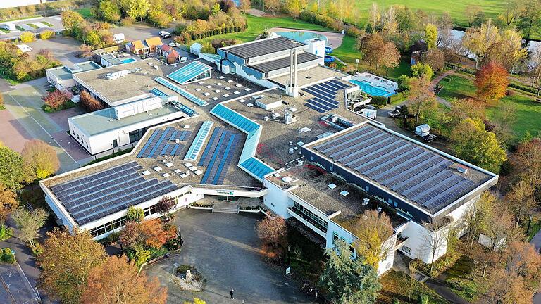 Die Frankentherme in Bad Königshofen aus der Vogelperspektive. Wie schon 2022 waren die Schwimm- und Badebereiche und das Saunadorf auch im ersten Halbjahr 2023 wieder sehr gut besucht. Die Frankentherme in Bad Königshofen aus der Vogelperspektive. Wie schon 2022 waren die Schwimm- und Badebereiche und das Saunadorf auch im ersten Halbjahr 2023 wieder sehr gut besucht.
