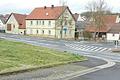 Bisher fehlte an der Verbindungsstraße vom Sportheim zur Staatsstraße ein asphaltierter Gehweg. Hier ist Abhilfe geplant auch für die Kinder der neuen Wald-Kita in Weyer.