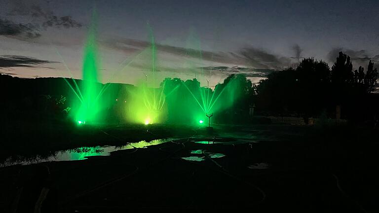 Die Feuerwehr machte etwas ganz Besonderes: Eine Wasserspiele-Lichtershow bei Dunkelheit. Die Feuerwehr machte etwas ganz Besonderes: Eine Wasserspiele-Lichtershow bei Dunkelheit.