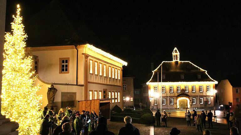 Zum weihnachtlichen Plausch laden die Weihnachtsbegegungen am Schlossplatz in Wiesentheid ein. Zum weihnachtlichen Plausch laden die Weihnachtsbegegungen am Schlossplatz in Wiesentheid ein.
