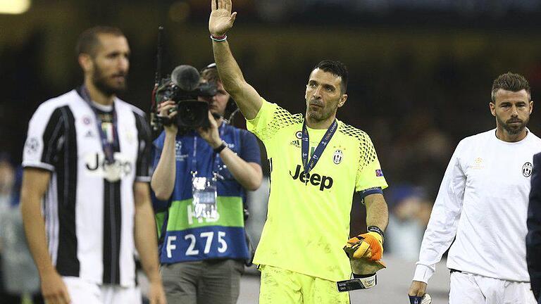 Bitter       -  Juve-Torwart Gianluigi Buffon (M.) winkte nach der bitteren Niederlage enttäuscht den Fans zu. Foto: Dave Thompson