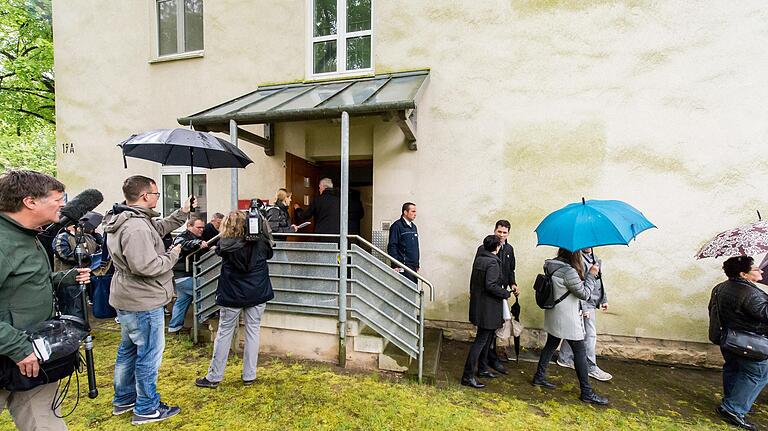 Großes Aufgebot: Rund 150 Interessierte besichtigten gemeinsam mit Journalisten die neue Ankereinrichtung in den Conn Barracks.