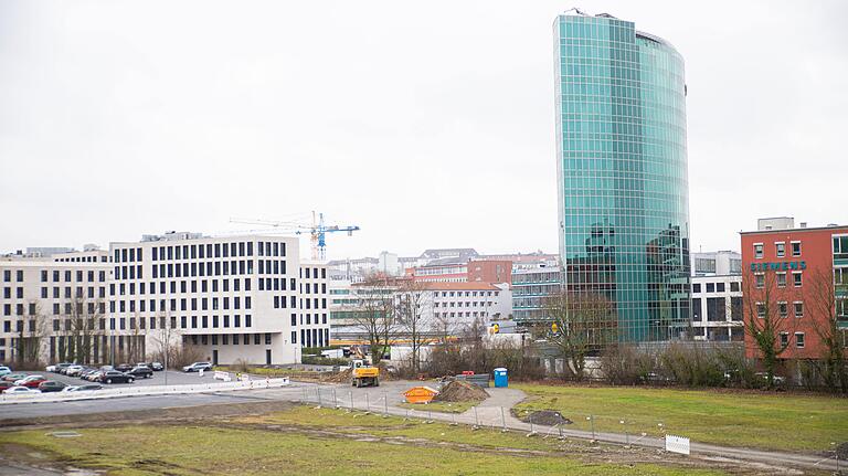 Hier soll die Multifunktionsarena entstehen, und ein Bagger (das Gelbe in der Bildmitte) ist auch schon mal zu sehen. Am 5. März ist Spatenstich für eine Brücke, die Vorraussetzung dafür ist, dass gebaut werden kann.