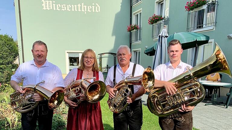 Rund eineinhalb Stunden sorgten die vier&nbsp; Blasmusiker Otto Enk, Birgit Enk, Richard Weiß (alle Bariton) und Fabian Weiß (Tuba) für gute Stimmung und Unterhaltung der Senioren mit böhmischer Blasmusik.