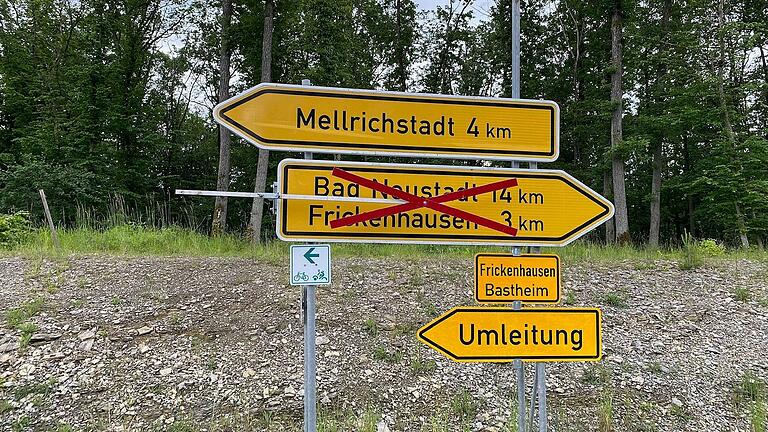 Keine freie Fahrt bis Frickenhausen: Die Umleitung für den Verkehr Richtung Bad Neustadt wird noch mindestens bis zum Herbst bestehen bleiben. Keine freie Fahrt bis Frickenhausen: Die Umleitung für den Verkehr Richtung Bad Neustadt wird noch mindestens bis zum Herbst bestehen bleiben.