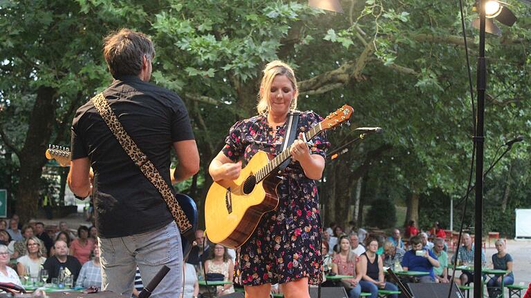 Das Publikum genoss das Konzert im Schatten großer Bäume.