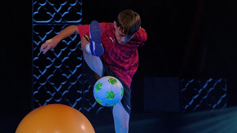 Mit besonders viel Ballgefühl: Fußball-Artist Jonas Schaupp vertrat die Schweinfurter Montessori-Schule bei den 'Talents 2024' in München.