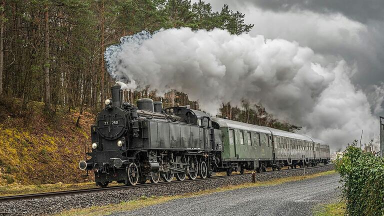 Am Samstag, 15. März, bietet die Eurovapor Deutschland in Kooperation mit GleisGlück UG eine Rundfahrt mit dem historischen Dampfzug durch das fränkische Saaletal an. Am Samstag, 15. März, bietet die Eurovapor Deutschland in Kooperation mit GleisGlück UG eine Rundfahrt mit dem historischen Dampfzug durch das fränkische Saaletal an.