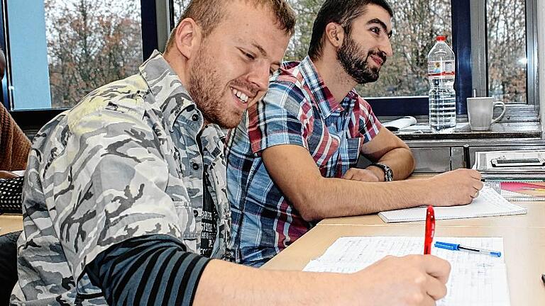 Fleißig am Lernen: Alin Irimie (links) und Roman Pleschko besuchen die spezielle Klasse für Migranten, die das Schweinfurter Bayernkolleg seit September anbietet. Fleißig am Lernen: Alin Irimie (links) und Roman Pleschko besuchen die spezielle Klasse für Migranten, die das Schweinfurter Bayernkolleg seit September anbietet.