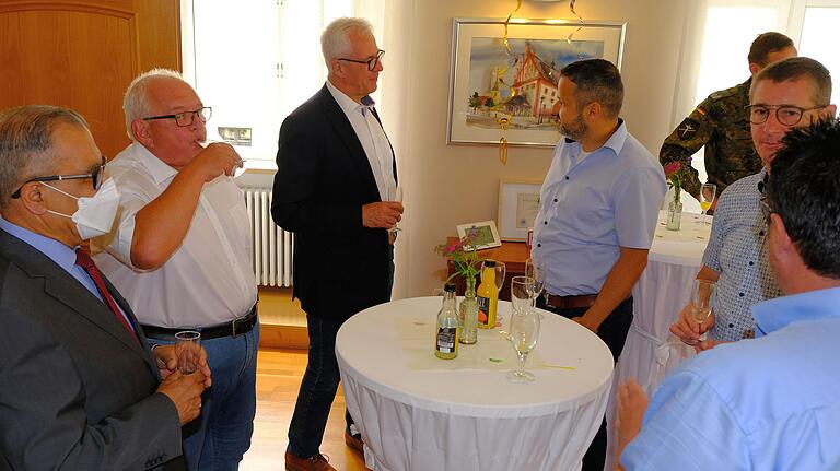 Mehrere Stadträte, darunter auch Zweiter Bürgermeister Norbert Geier (Zweiter von links), waren ins Rathaus gekommen, um Bürgermeister Günther Werner zu seinem 60. Geburtstag zu gratulieren.