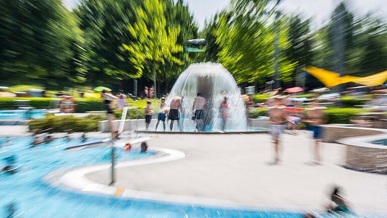 Das Freibad Haßfurt startet als erstes in die Badesaison 2022.