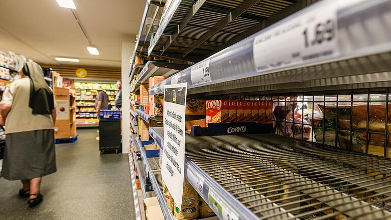 Wie auf diesem Bild von einer Edeka-Filiale in Würzburg sieht es auch in vielen Schweinfurter Märkten aus: Lücken in den Regalen, teilweise sogar komplette Leerstände.