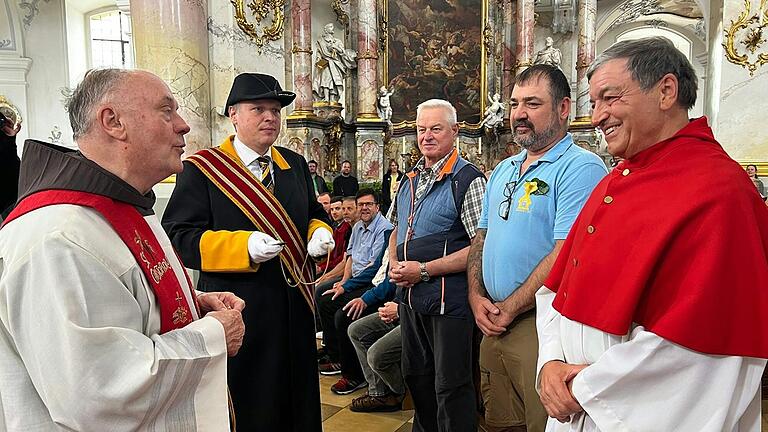 Ehrung für 40 Jahre Wallfahrt nach Vierzehnheiligen (von rechts): Georg Wohlfart und Marco Reiher mit Wallfahrtsführer Günther Meissner.