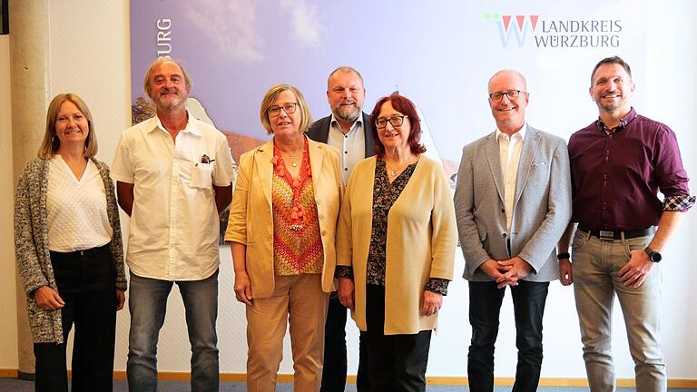 Ein Danke vom Landrat:&nbsp; Werner Reichert (2. v. l.), Marlene Scholz (3. v. l.), Julie Kremser (3. v. r.) und Norbert Goth (2. v. r.).&nbsp; Landrat Thomas Eberth (Mitte) bedankte sich gemeinsam mit Verena Spörlein vom Personalrat (1. v. l.) und Andreas Dreßel (1. v. r.), Leiter der Personalverwaltung, für das langjährige Engagement.