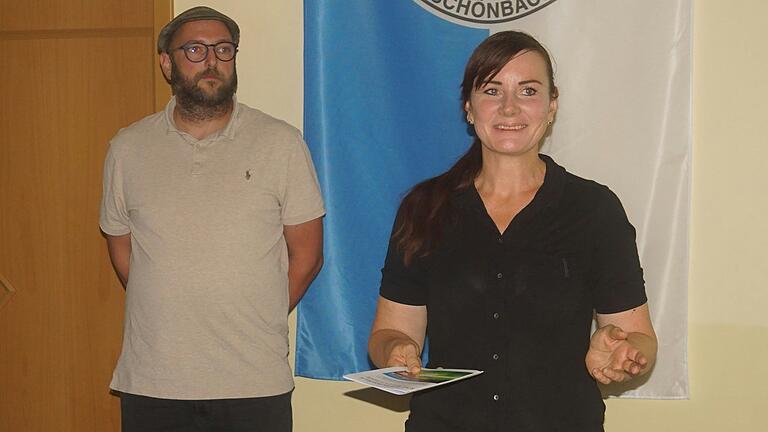 Alexander Eger und seine Frau Carolin Hilzinger im Juli 2022 bei der Bürgerversammlung in Kirchschönbach. Dort stellten sie ihr Konzept für die große Reitanlage 'Gut Kirchschönbach' vor. Alexander Eger und seine Frau Carolin Hilzinger im Juli 2022 bei der Bürgerversammlung in Kirchschönbach. Dort stellten sie ihr Konzept für die große Reitanlage 'Gut Kirchschönbach' vor.