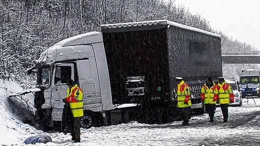 Schwerer Unfall: Am frühen Montagmorgen verunglückte ein Lastwagenfahrer auf der A7 bei Unterickelsheim (Lkr. Kitzingen) tödlich. Schwerer Unfall: Am frühen Montagmorgen verunglückte ein Lastwagenfahrer auf der A7 bei Unterickelsheim (Lkr. Kitzingen) tödlich.