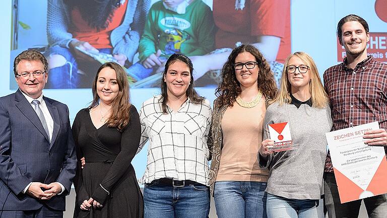 Zeichen setzen       -  Lothar Wegener (links) überreichte den Preis der Bürgerstiftung Würzburg an die Lesehörnchen (von links) Helen Zimmermann, Michelle Kraus, Franziska Keitel, Mara Schnorfeil und Silas Dietrich von der Arbeiterwohlfahrt.