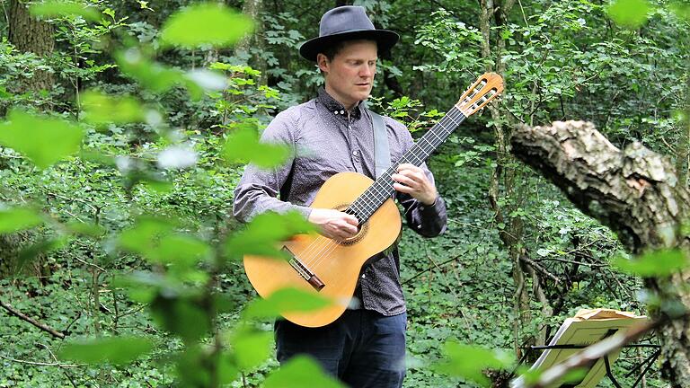 Mitten im Wald: Gitarrist Johannes Öllinger will mit seiner Gitarre den Steigerwald kennenlernen.