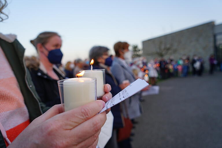 Mehr als 300 Menschen haben am Sonntagabend vor der Gethsamenekirche am Würzburger Heuchelhof ein Friedenslicht entzündet.