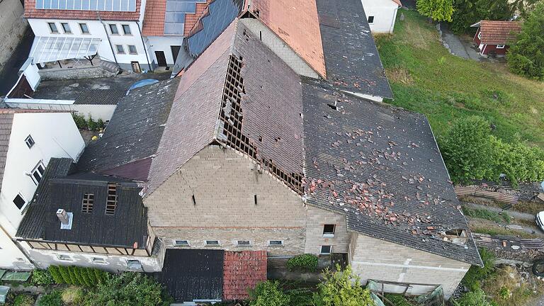 Blick von oben auf eine beschädigte Scheune: Das Unwetter in Heßlar am Montagabend sorgte für zahlreiche abgedeckte Dächer.