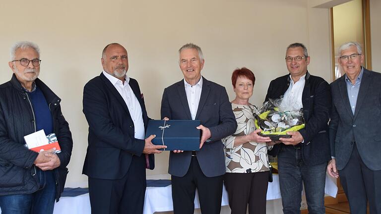 Altbürgermeister Helmut Hart feierte am Sonntag seinen 70. Geburtstag (von links): Altbürgermeister Kurt Kneipp, Bürgermeister Bertram Werrlein, Jubilar Helmut Hart, Gabriele Frings und Manfred Werner für den Schützenverein sowie Günter Schmelz, ehemaliger zweiter Bürgermeister.