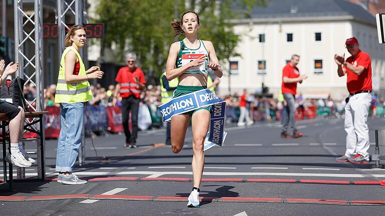 Das Zielband gerissen: Hanna Klein aus Tübingen, Europameisterin über 3000 Meter bei der Indoor-EM in diesem Jahr, hat den Lauf der Asse bei den Frauen im Rahmen des Würzburger Residenzlaufs gewonnen.