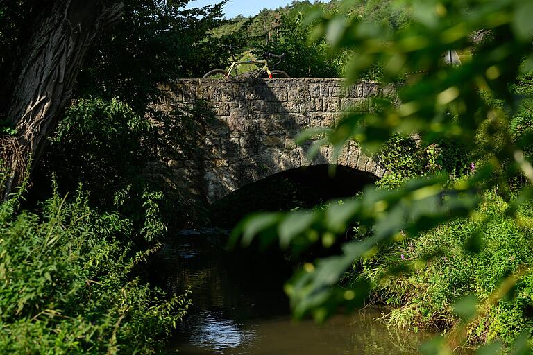 Kleine Brücken mit malerischen Aussichten wie hier in Binsfeld überquert man im Werntal häufiger. Kleine Brücken mit malerischen Aussichten wie hier in Binsfeld überquert man im Werntal häufiger.