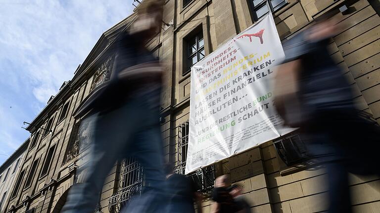 Protestplakat am Juliusspital: Wie immer mehr bayerische Krankenhäuser schreibt das Klinikum Würzburg Mitte tiefrote Zahlen. Wie lange kann die Stiftung Juliusspital die Verluste auffangen?