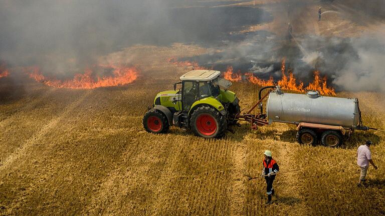 Ein Feldbrand im Landkreis Main-Spessart 2022 war einer der ersten Brände, bei dem 'Red Farmer' zum Einsatz kamen. Mit Wasserfässern und Grubbern verhinderten sie, dass sich das Feuer weiter ausbreiten konnte.