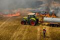 Ein Feldbrand im Landkreis Main-Spessart 2022 war einer der ersten Brände, bei dem 'Red Farmer' zum Einsatz kamen. Mit Wasserfässern und Grubbern verhinderten sie, dass sich das Feuer weiter ausbreiten konnte.