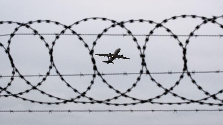 Abschiebeflug - Kommt es zu weiteren Abschiebeflügen nach Afghanistan oder Syrien? (Archivfoto) Abschiebeflug - Kommt es zu weiteren Abschiebeflügen nach Afghanistan oder Syrien? (Archivfoto)