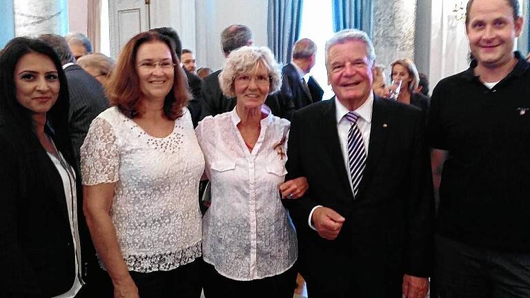 Schnappschuss mit Bundespräsident: Sina Sadat, Petra Nellen, Maruška Hofmann-Šircelj, Joachim Gauck und Martin Hering im Schloss Bellevue. Schnappschuss mit Bundespräsident: Sina Sadat, Petra Nellen, Maruška Hofmann-Šircelj, Joachim Gauck und Martin Hering im Schloss Bellevue.