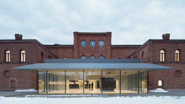 Nach umfassenden Umbaumaßnahmen ist das denkmalgeschützte ehemalige Zeughaus der bayerischen Armee neues Domizil der Fakultät Design in München. Hingucker ist der neue Pavillon mit anspruchsvollen Innen- und Außenbekleidungen aus Metall, gefertigt von der Karlstadter Spenglerei Lummel.